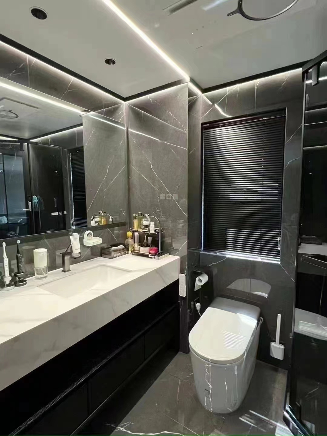 黑白灰 卢卡美郡